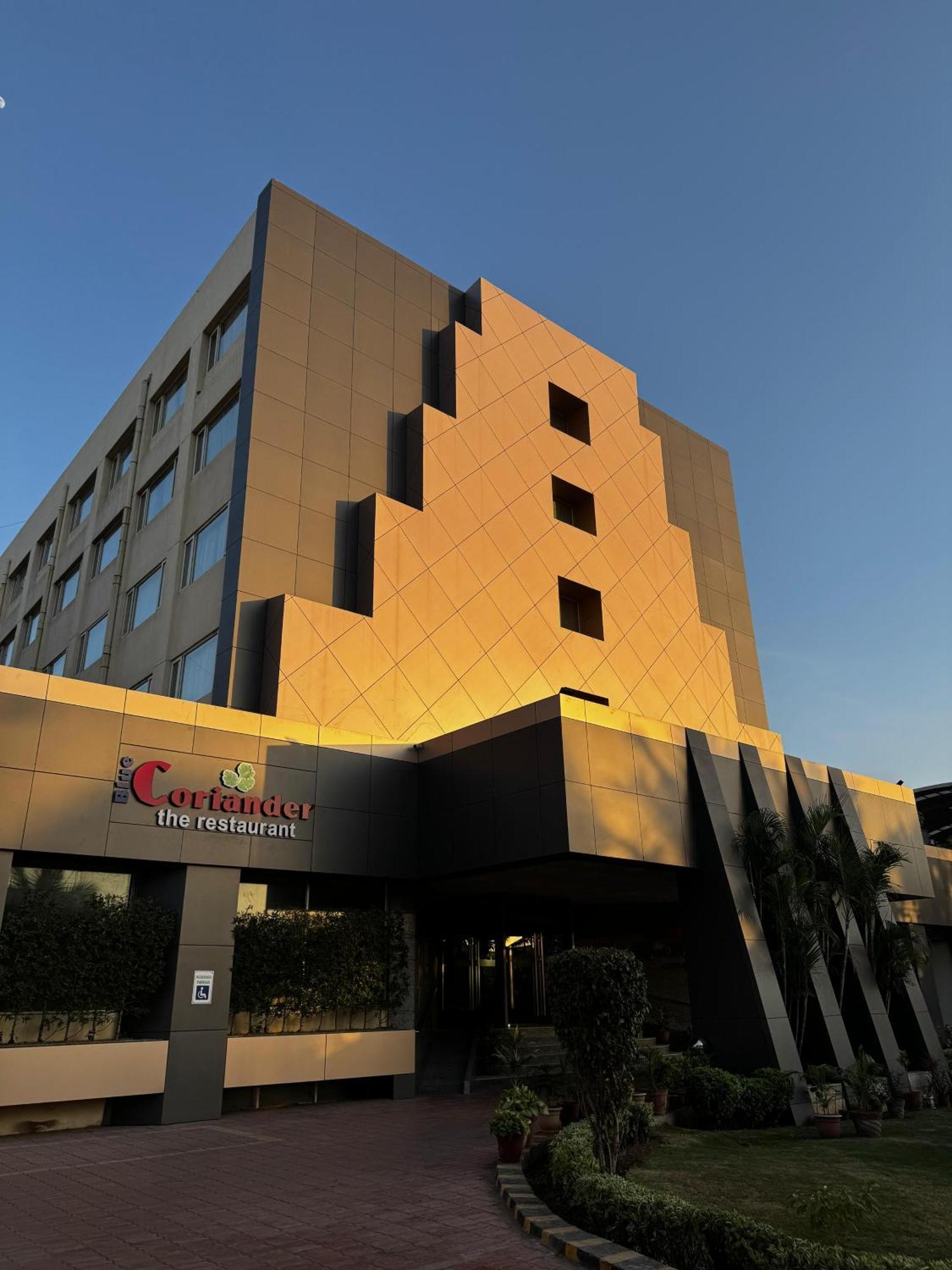 Отель Lords Plaza Ankleshwar Экстерьер фото