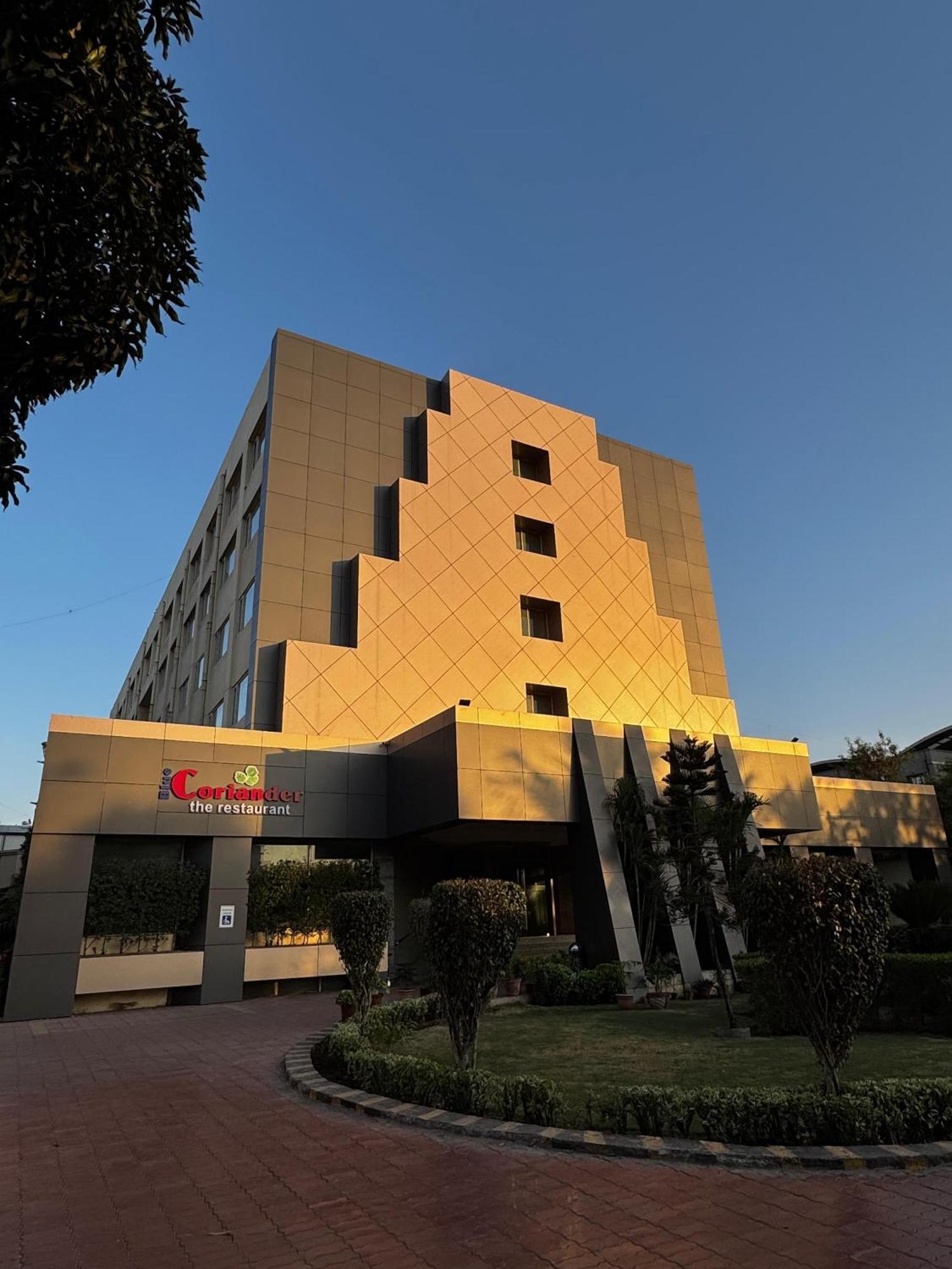 Отель Lords Plaza Ankleshwar Экстерьер фото